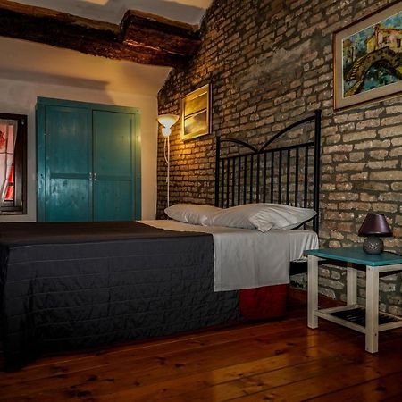 La Locanda Degli Artisti Medelana Bagian luar foto