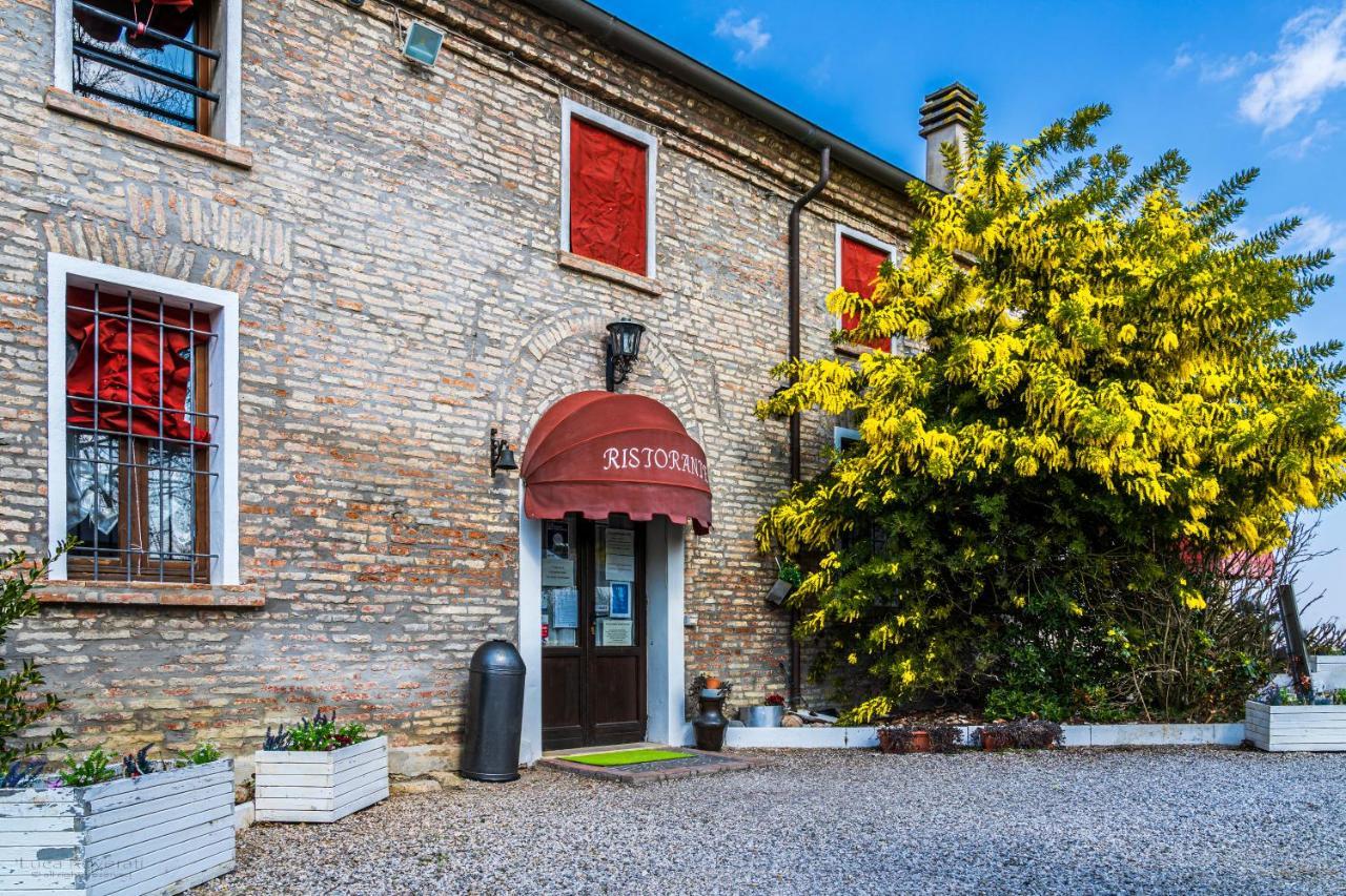 La Locanda Degli Artisti Medelana Bagian luar foto