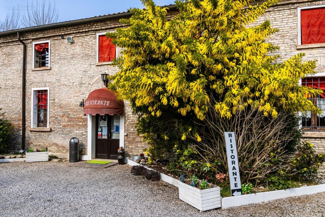 La Locanda Degli Artisti Medelana Bagian luar foto