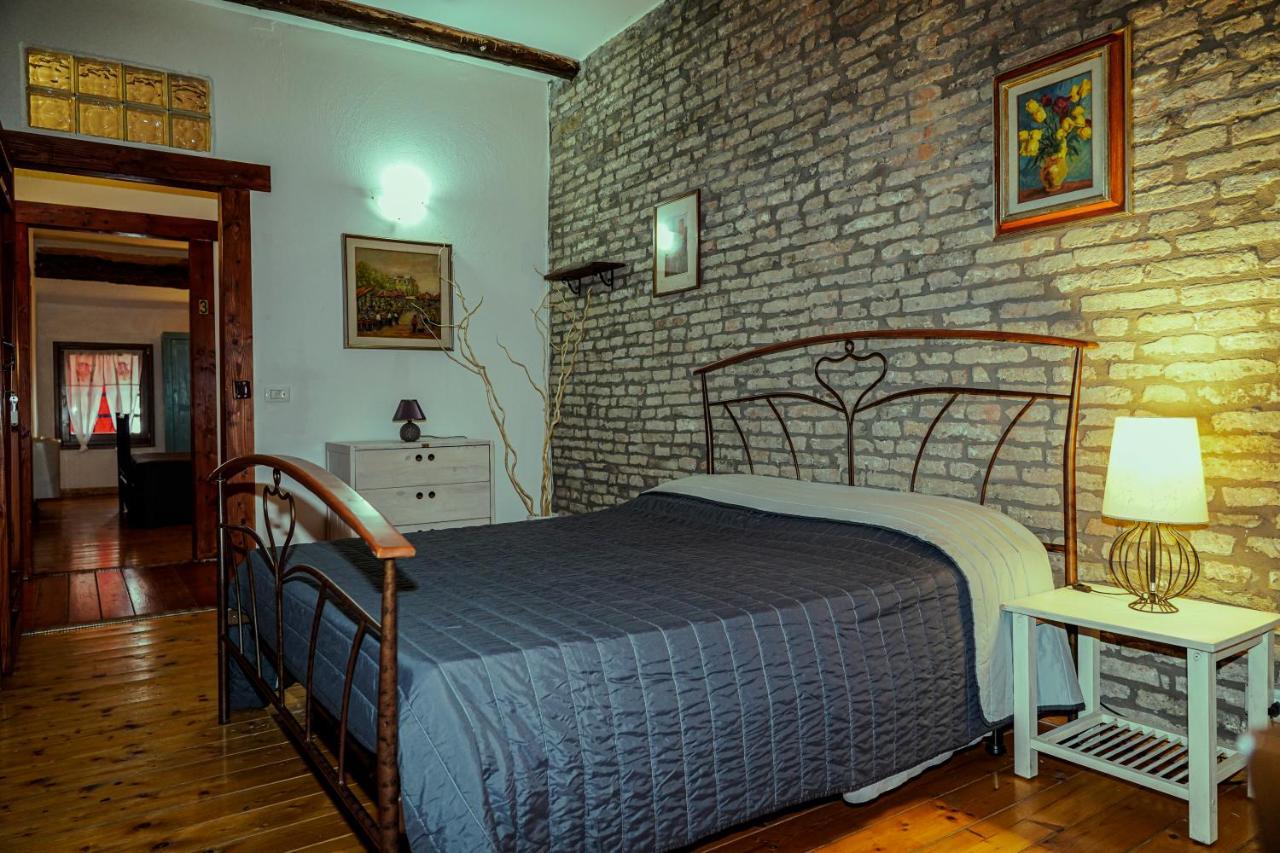 La Locanda Degli Artisti Medelana Bagian luar foto