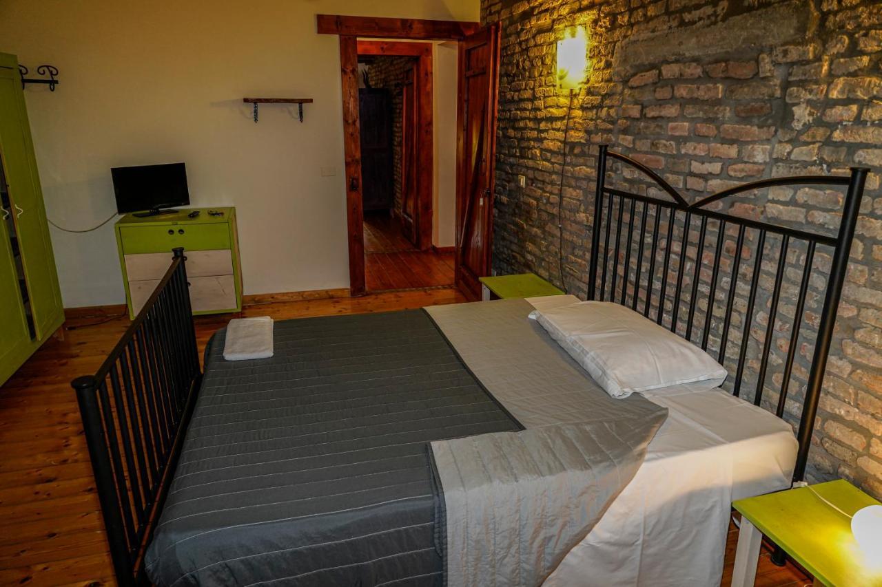 La Locanda Degli Artisti Medelana Bagian luar foto