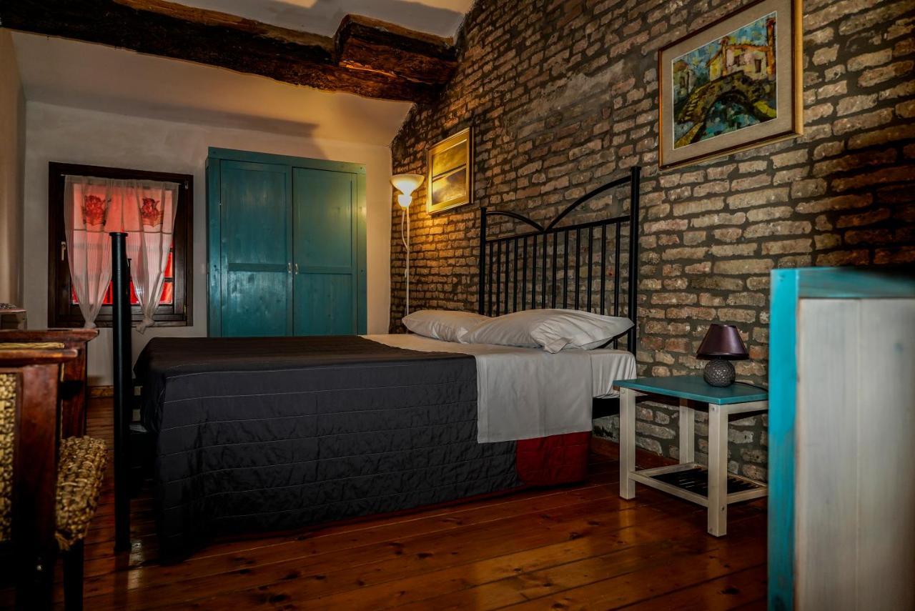 La Locanda Degli Artisti Medelana Bagian luar foto