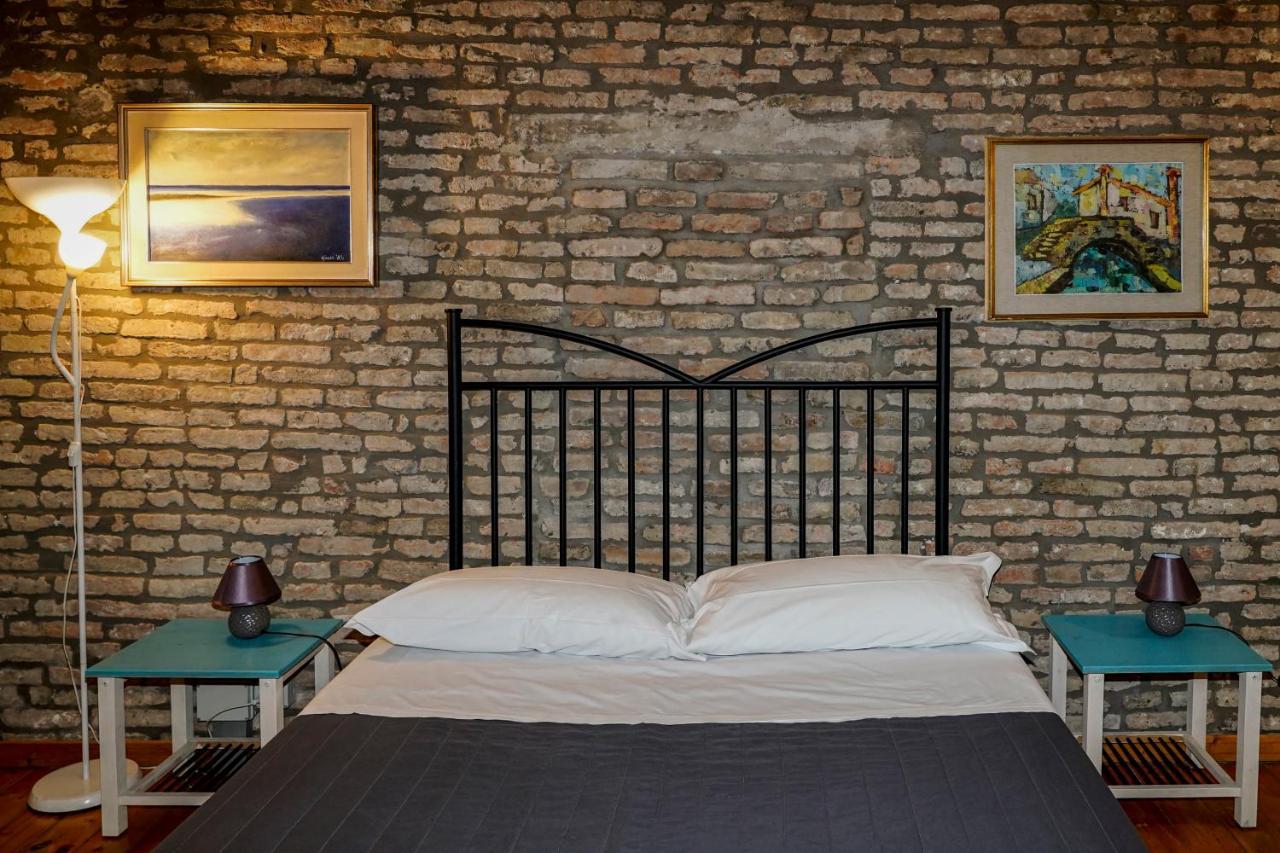 La Locanda Degli Artisti Medelana Bagian luar foto