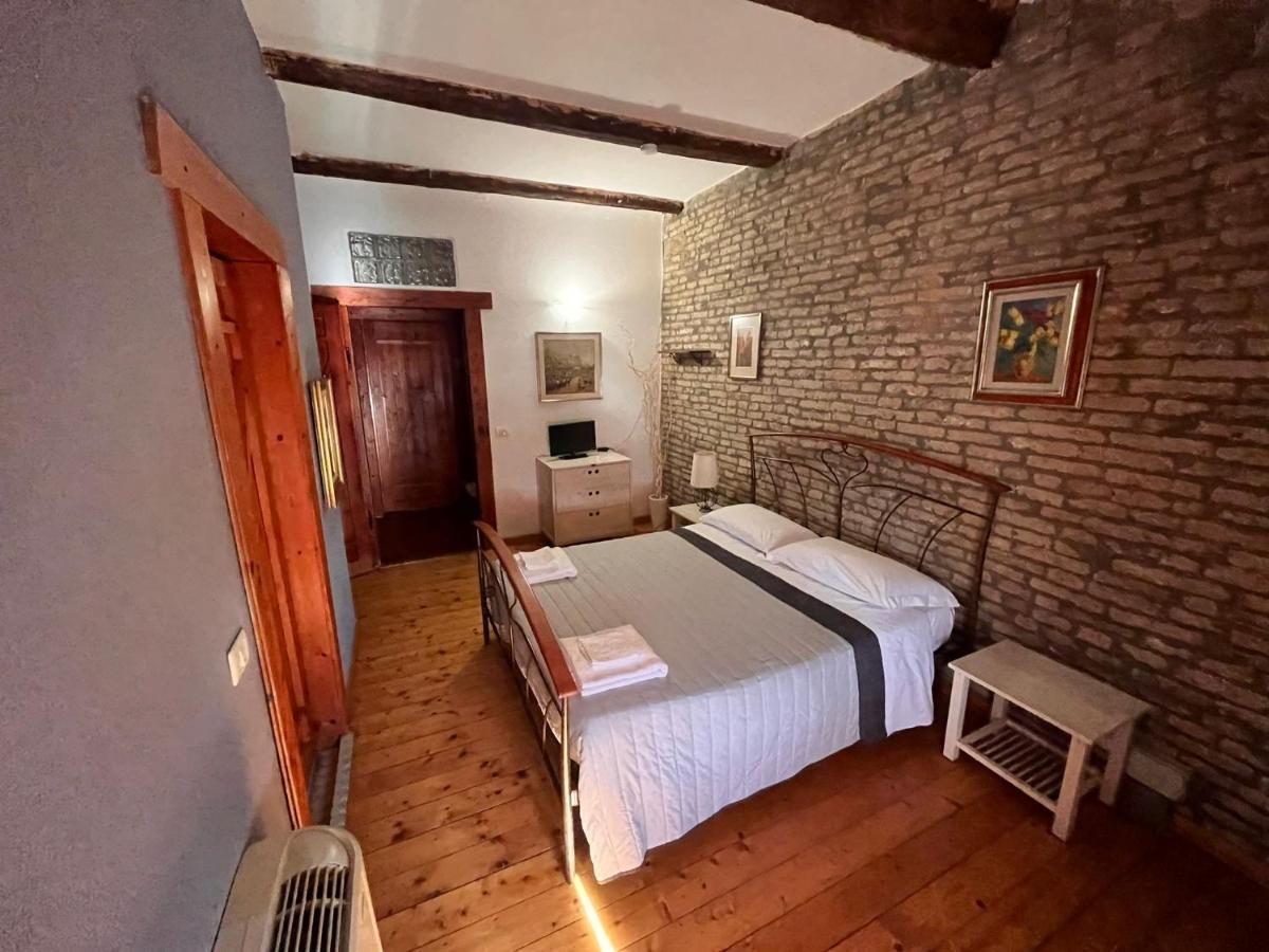 La Locanda Degli Artisti Medelana Bagian luar foto