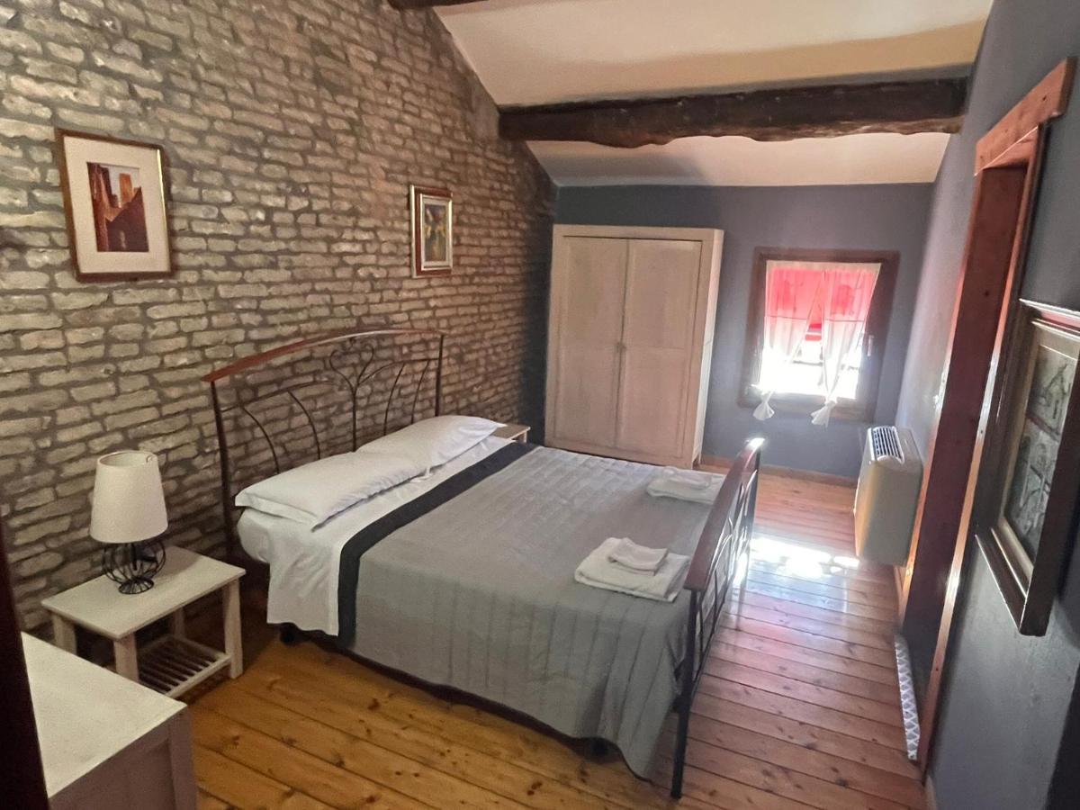 La Locanda Degli Artisti Medelana Bagian luar foto